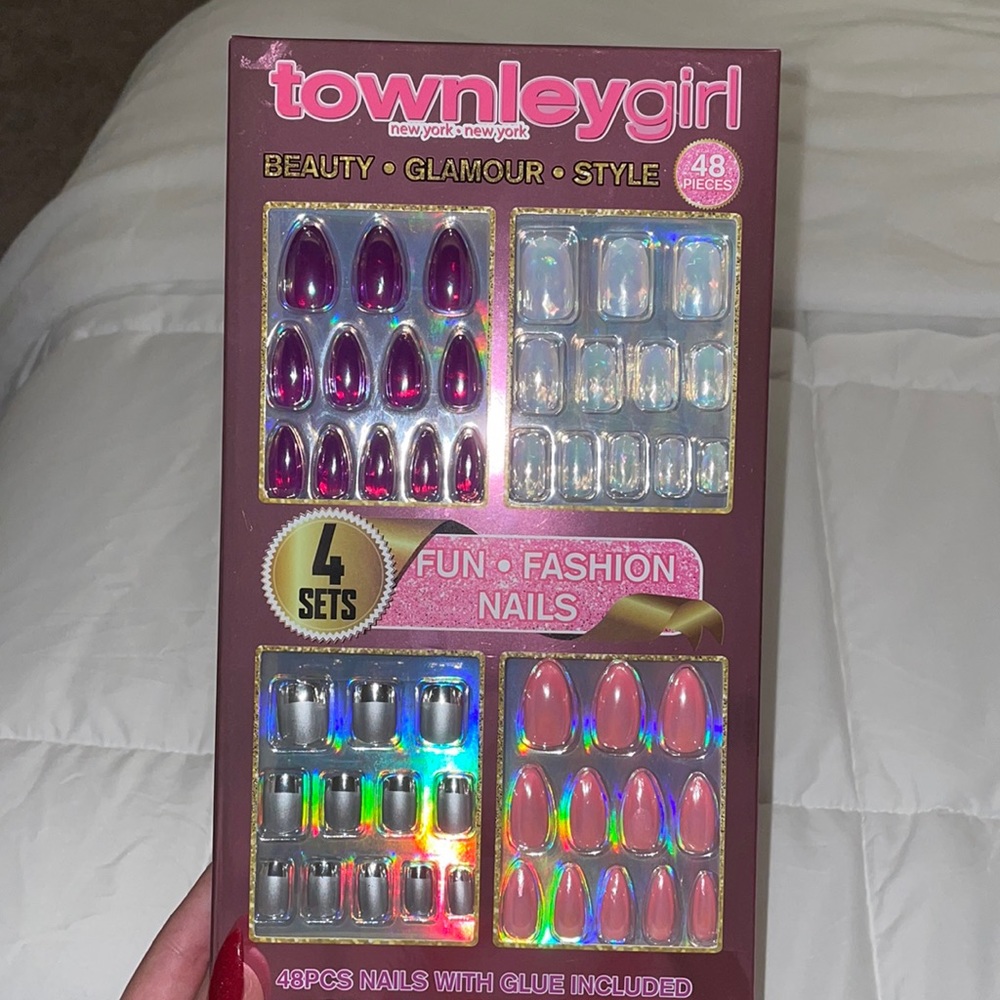 Townleygirl 48 PC nails with glue